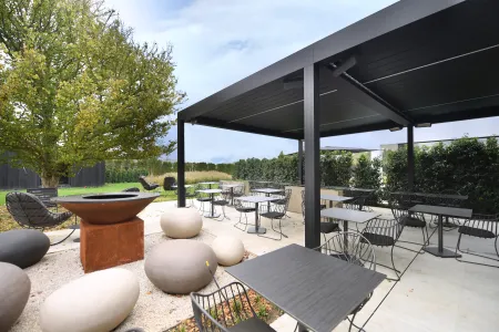 Spa met moderne buitenomgeving, compleet met terras, zwembad, sauna's en jacuzzi. 