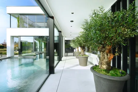 Spa met moderne buitenomgeving, compleet met terras, zwembad, sauna's en jacuzzi. 