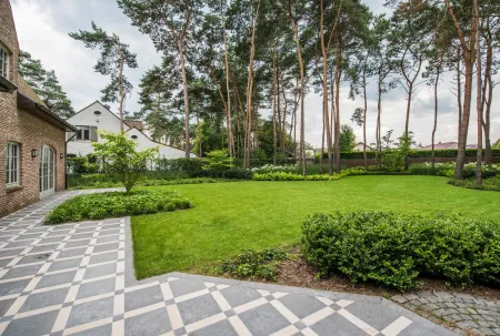 Riante villa met groene, klassieke tuin. 