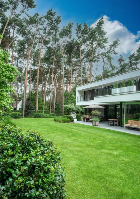 Moderne villa met aangelegde, groene bostuin en terras