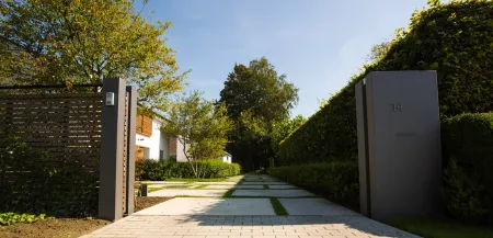 Inkom en inrit bedrijfstuin met parkeergelegenheid