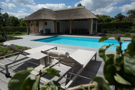 Klassieke tuin met zwembad, poolhouse en lounge