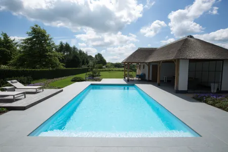 Klassieke tuin met traditioneel poolhouse en zwembad