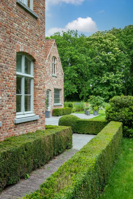 Wandelpad klassiek villa met grote, groene tuin