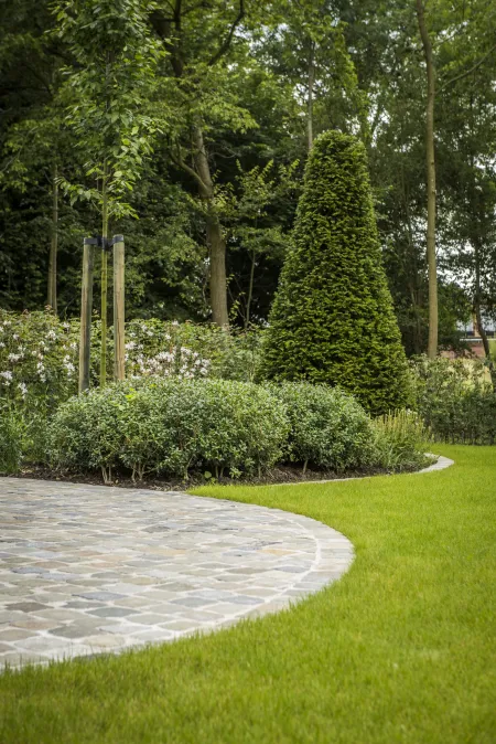 Klassieke tuin met aangelegde beplanting