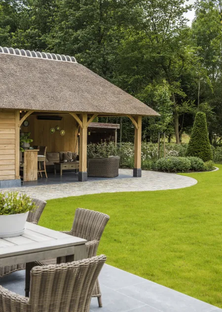 Klassieke tuin met traditioneel tuinhuis, inclusief lounge