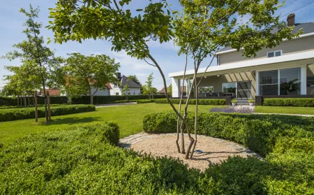 Klassieke tuin met aangelegde beplanting en ruim terras