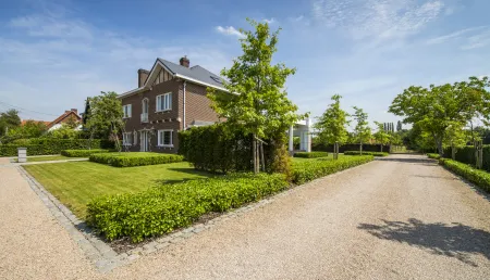 Villawoning met klassieke tuin, inclusief oprit.