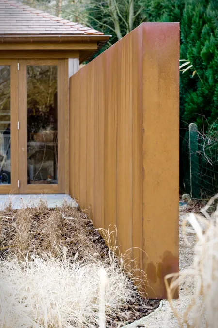 Afscheiding aan tuinhuis in groene tuin. 