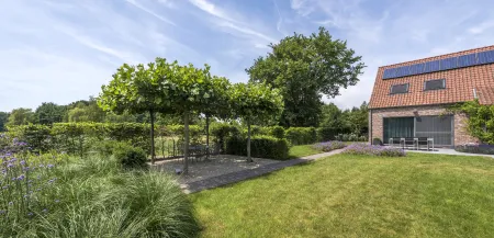 Landschapstuin met schaduwrijke zones aan traditionele villa