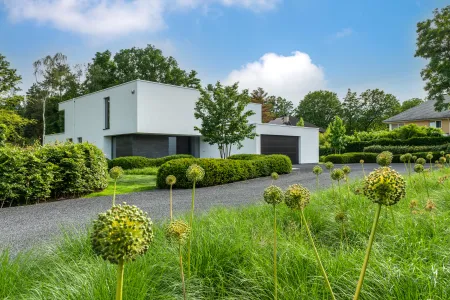 Inrit en inkom aan moderne villa met groene tuin in Keerbergen