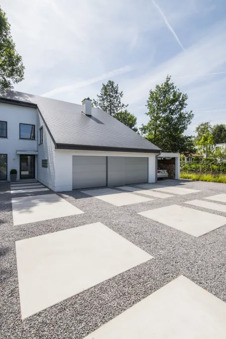 Voorkant huis met zwembad, garage met parkeergelegenheid 