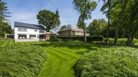 Zwemtuin omringd door groene omgeving en golfterrein