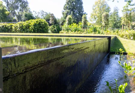 Overloop van zwemvijver aan moderne villa