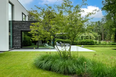 Moderne villa met groene, aangelegde tuin