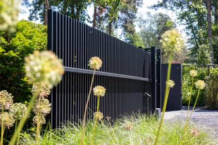 Poort inkom moderne villa in groene omgeving te Keerbergen