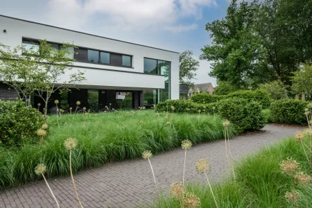 Moderne villa met wandelpad in groene omgeving 