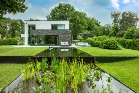 Overloopzwemvijver aan moderne villa te Keerbergen in het groen