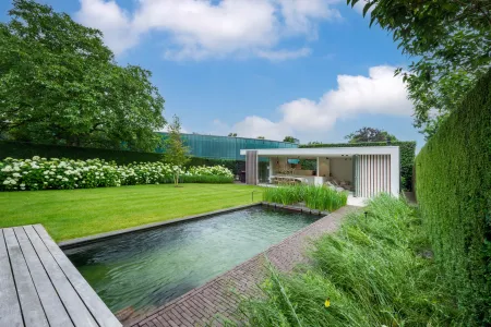 Zwemtuin met zwemvijver en poolhouse