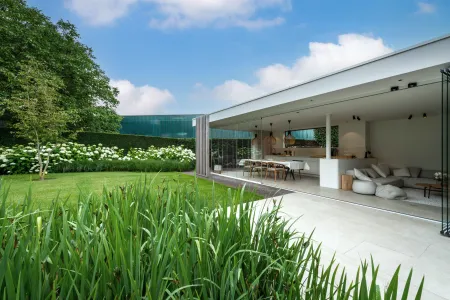Modern poolhouse aan zwemvijver inclusief keuken, eethoek en lounge