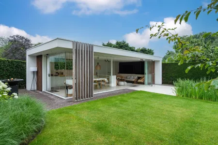 Modern, lichtrijk en open poolhouse met keuken, eethoek en lounge