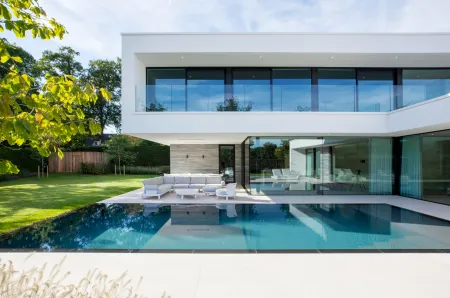 Witte architectenwoning met mooi zwembad.