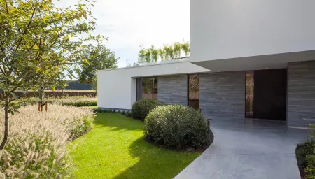 De voortuin van een moderne witte villa.