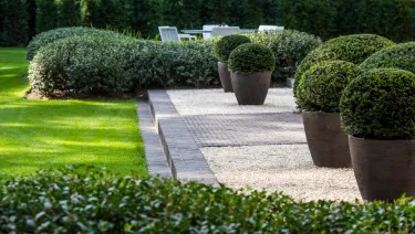 Landelijke woning met klassieke tuin, compleet met zwemvijver en eethoeken