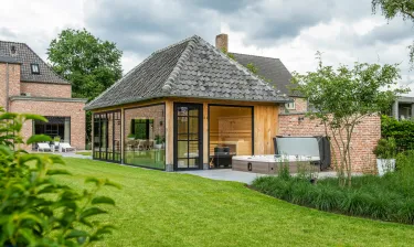 Klassieke tuin met lounge, poolhouse en sauna 