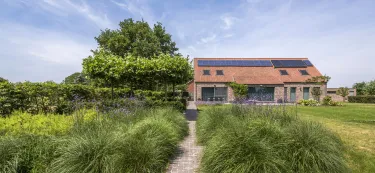 Wandelpad in landschapstuin naar ruim terras