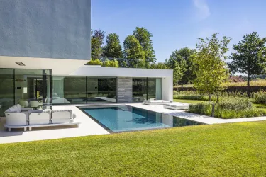 Witte villa met zwembad in Linden.