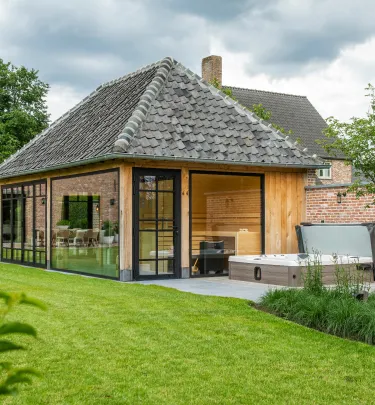 Klassieke tuin met lounge, poolhouse en sauna 